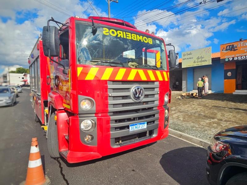 Corpo de Bombeiros combate incêndio em loja de celulares no bairro Itaqui