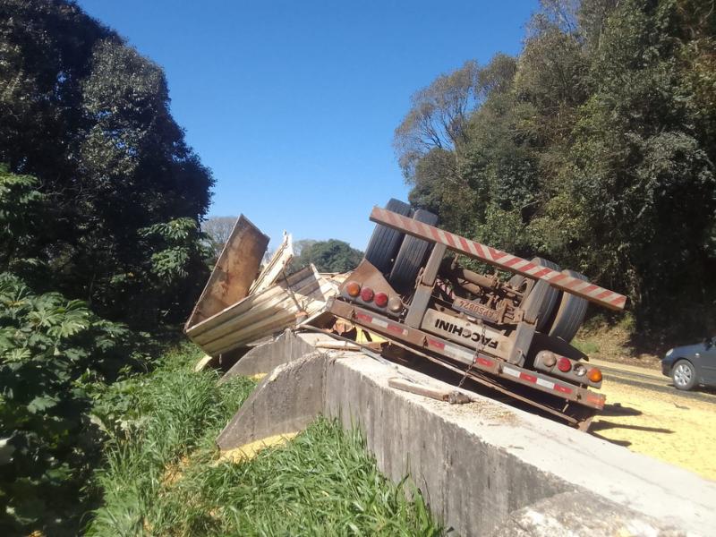 Carreta carregada com grãos tomba no km 128 da BR-277, em São Luiz do Purunã 