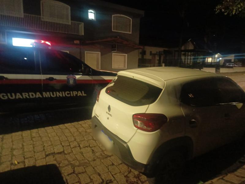 Guarda Municipal de Campo Largo recupera veículo Kwid furtado 