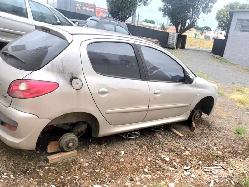 Veículo em pátio de oficina tem rodas furtadas 