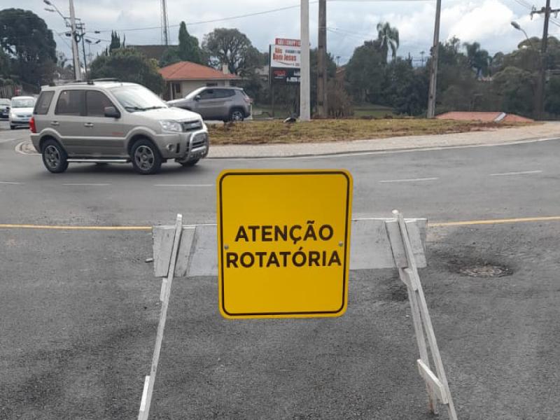 Morador cobra por melhoria na iluminação e orientações de trânsito na nova rotatória do Rivabem