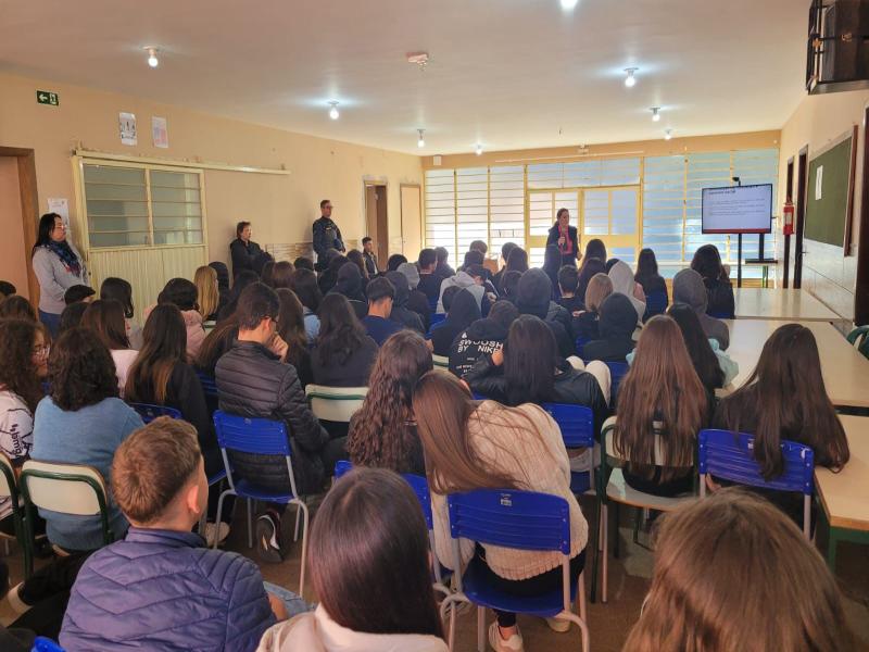 Colégio Estadual Maria Luiza Franco Pacheco recebe palestra orientativa do Projeto da Justiça Restaurativa