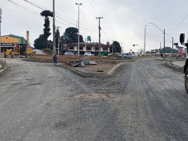 Obras na rotatória do complexo Ema Taner são retomadas após estudo