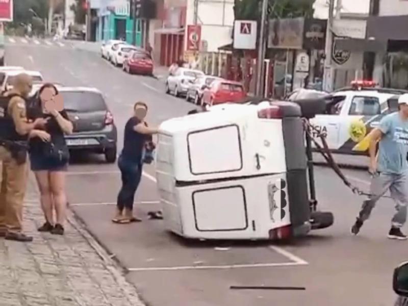Tombamento no Centro e duas crianças socorridas pelo Siate após colisão