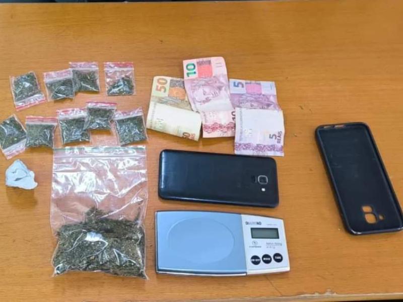 Drogas e dinheiro apreendidos com um jovem e uma menor no bairro Aparecida 