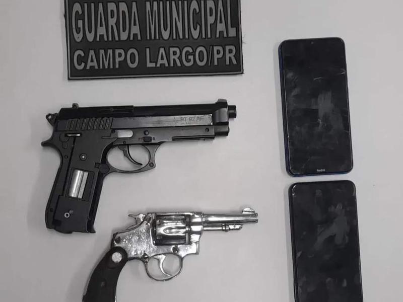 Ladrões atrapalhados são detidos por funcionários de uma loja com a ajuda de populares 