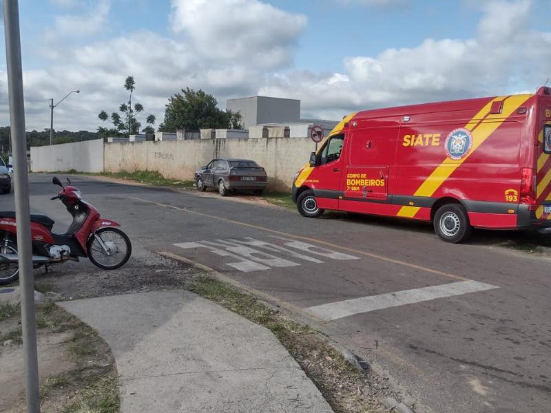 Mulher é atendida pelo SIATE após colisão contra automóvel no bairro Bom Jesus 