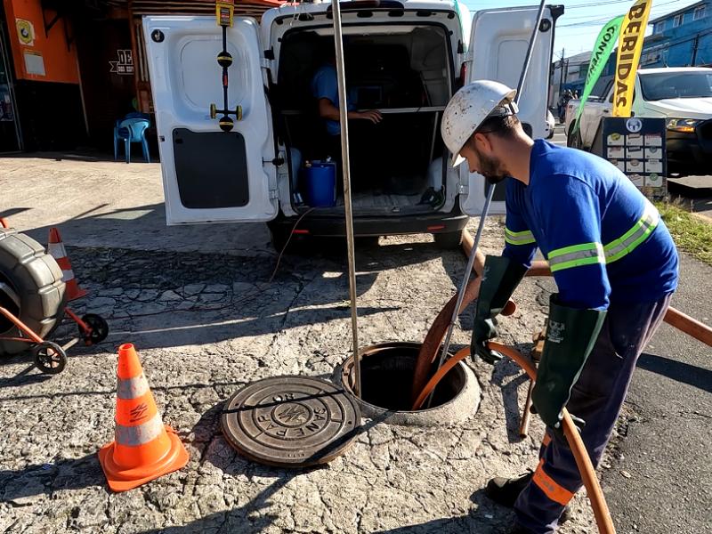 Lixo na rede de esgoto causa obstrução e danos ao meio ambiente