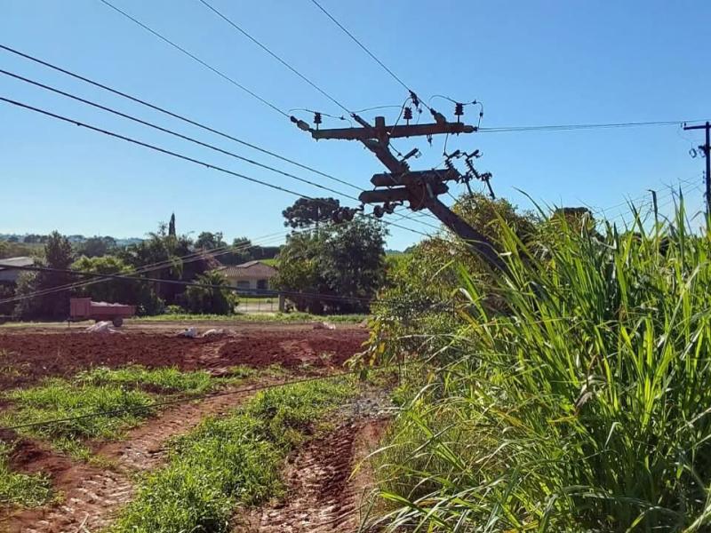 Trator derruba poste na região do Figueiredo e causa prejuízo 