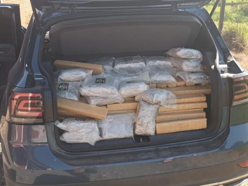 Policiais militares de Campo Largo apreendem grande quantidade de drogas e recuperam carro com alerta