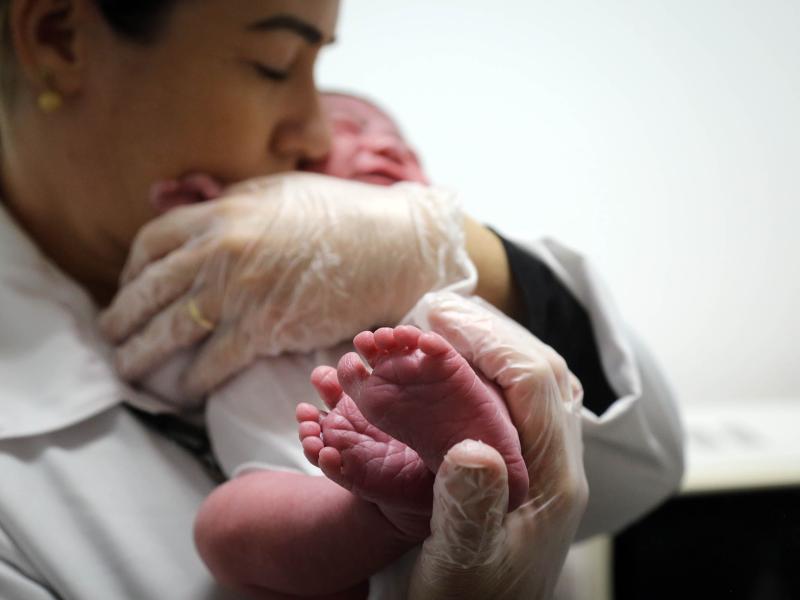 Pesquisa do IBGE aponta nascimentos em queda e casamentos em alta no Paraná