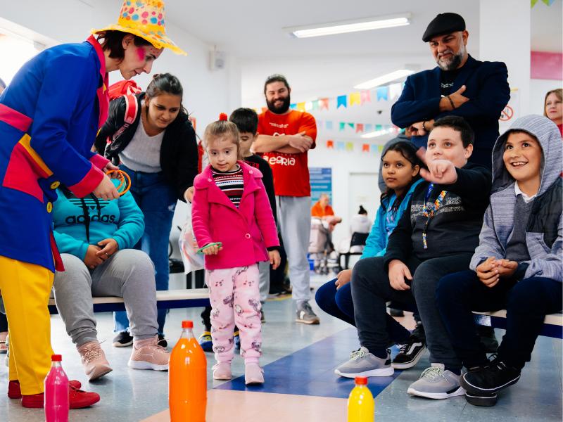Medicando Alegria entra no clima das festas juninas e diverte pacientes do Hospital Infantil Waldemar Monastier