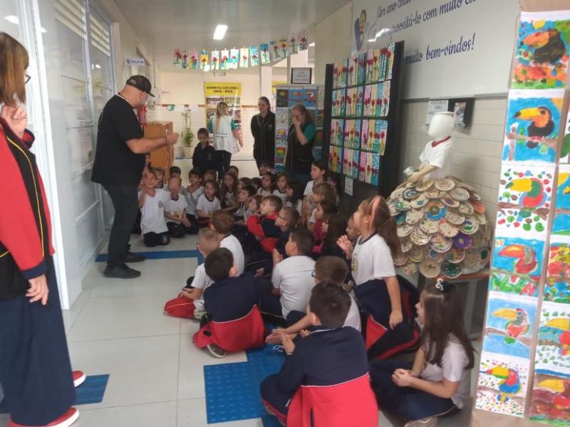 Estudantes da Escola Municipal Reino da Loucinha transformam a “Dama da Louça” em projeto artístico