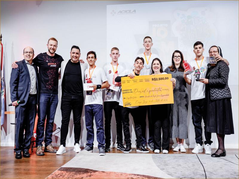 Colégio Estadual Sagrada Família conquista o Prêmio Jovem Empreendedor Acicla 2024  