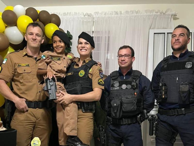 Garotinho que sonha ser policial tem dia especial no seu aniversário