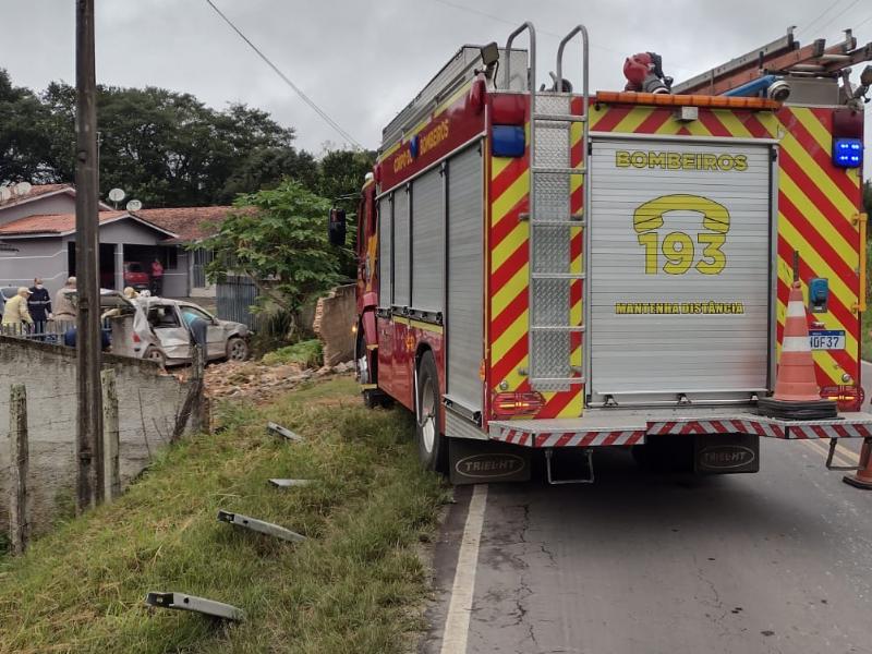 Jovem é socorrida após bater com veículo no muro de uma residência em Balsa Nova