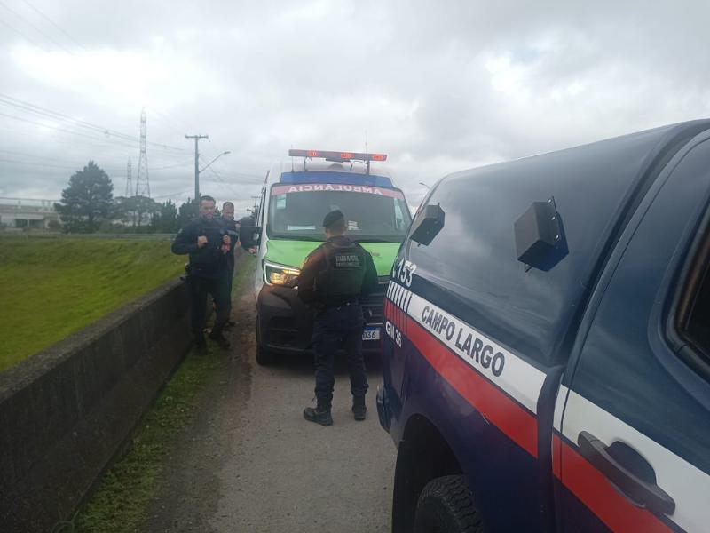 Mulher com problemas psicológicos é amparada pela Guarda Municipal de Campo Largo no viaduto para Bateias