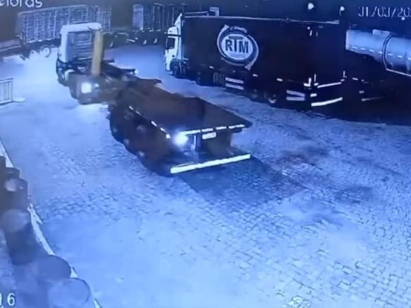 Carreta é furtada em pátio de posto por marginais em Scania branca 