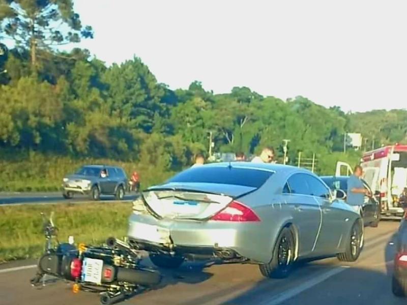 Motociclista socorrido pelo SAMU após colisão no Km 107 da BR-277