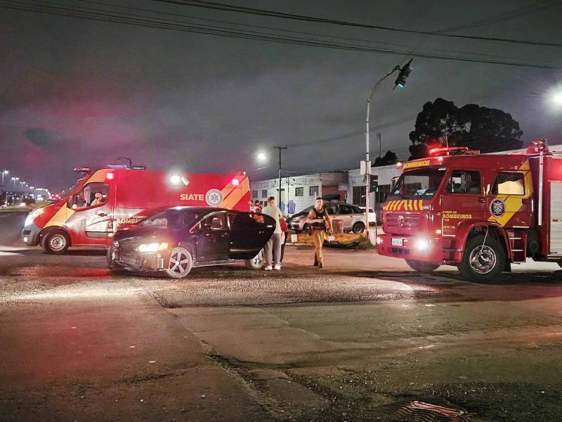 Bombeiros socorrem duas pessoas feridas em colisão entre dois automóveis na antiga BR-277 