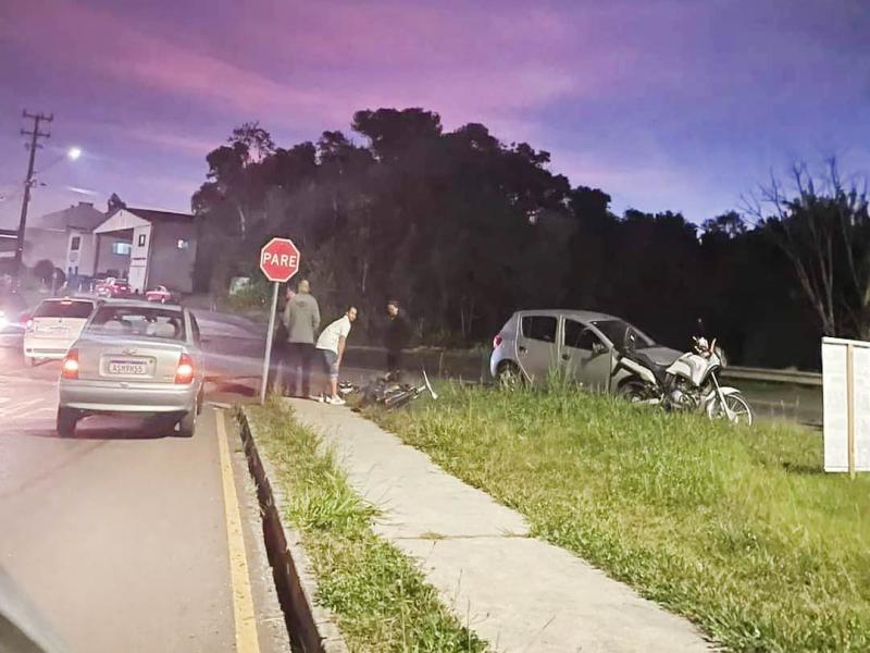 Motociclista socorrido pela equipe do Samu após colisão no bairro Bom Jesus em Campo Largo 