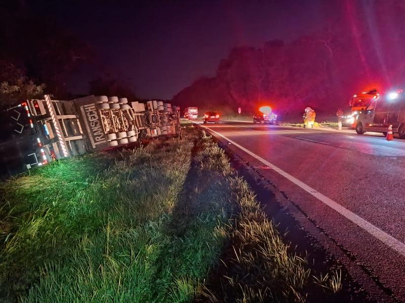 Carreta tomba na BR-277, nas proximidades da entrada da Itambé 