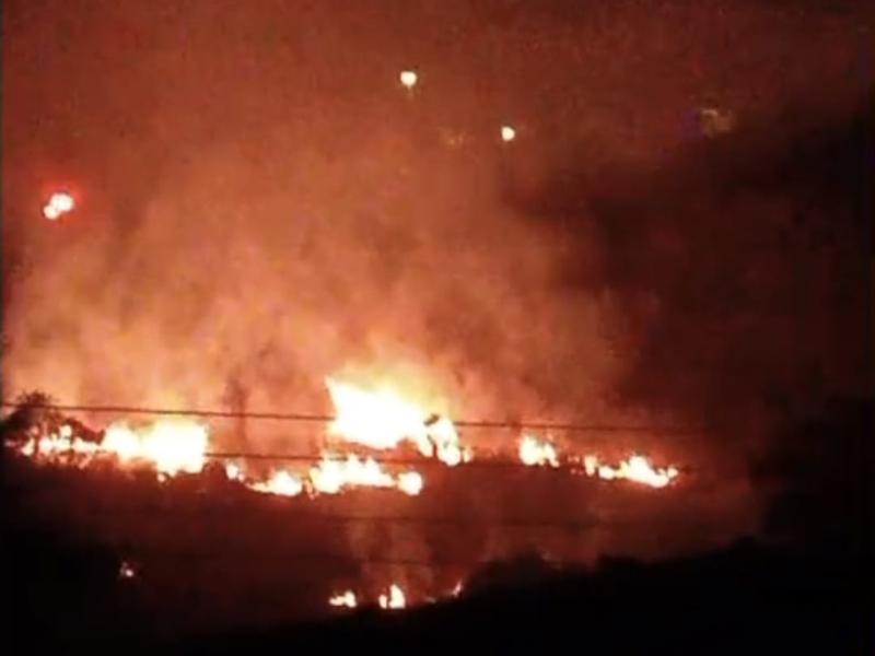 Corpo de Bombeiros trabalham intensamente para conter incêndio em vegetação em Campo Largo 