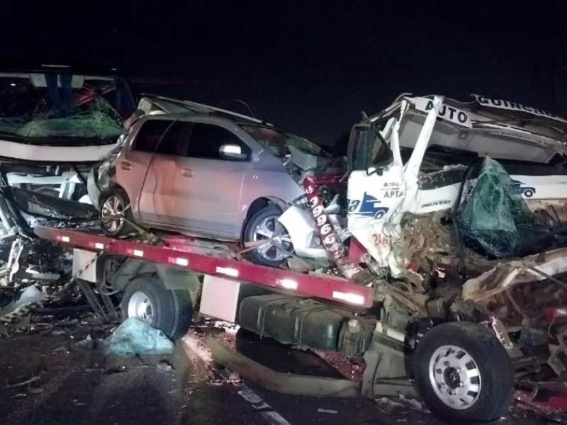 Engavetamento no km 120 em Campo Largo deixa uma pessoa morta e duas feridas