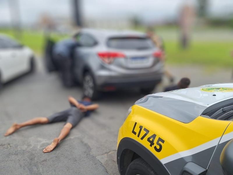 Policiais militares prendem dois indivíduos com Honda HR-V furtado