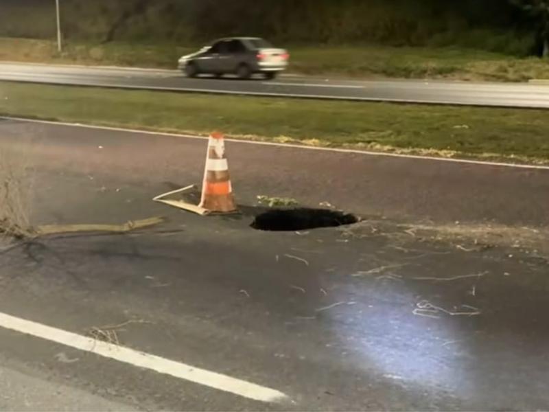 Formação de buraco interdita pistas da BR-277 sentido Campo Largo e motoristas precisam desviar pelo canteiro central