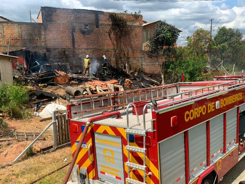 Corpo de Bombeiros combate incêndios em residências no Francisco Gorski