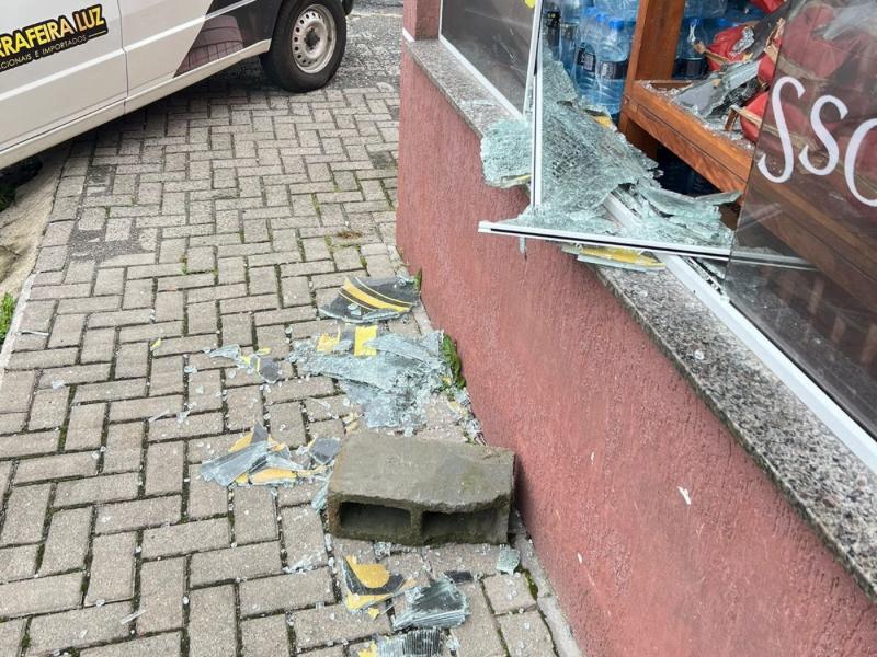 Estabelecimento comercial é arrombado por marginais no bairro Bom Jesus em Campo Largo 