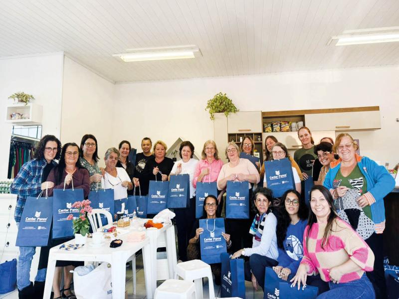 Projeto “Juntas o Fio Aquece Mais” fortalece amizade entre mulheres e enviará ao Rio Grande do Sul peças em tricô e crochê