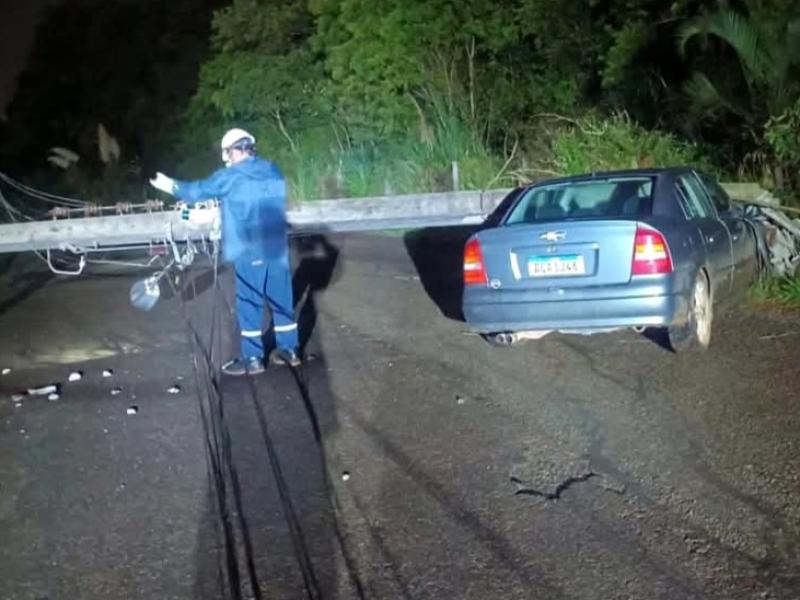 Veículo derruba poste na Colônia Dom Pedro e deixa região sem energia 