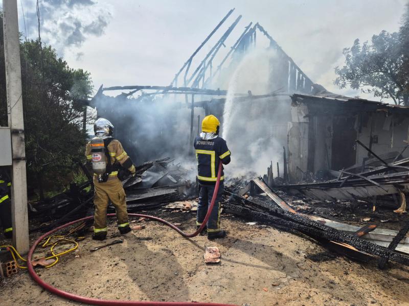 Incêndio destrói residência e assusta moradores no bairro Rivabem, em Campo Largo