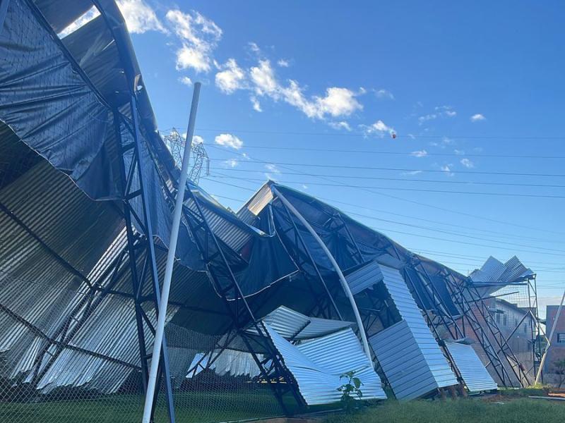 Forte temporal atinge várias regiões de Campo Largo e causa estragos significativos