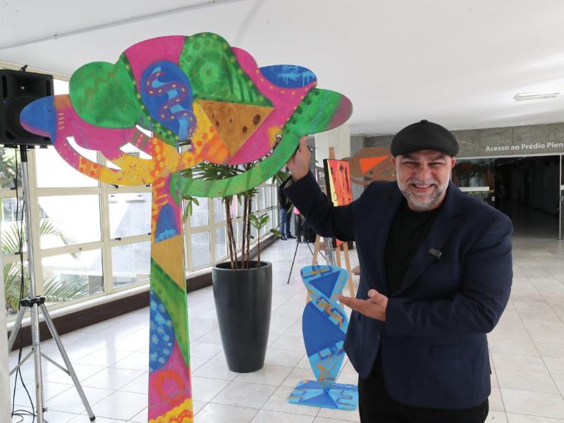 Assembleia Legislativa recebe a exposição Araucárias Vivas, do artista plástico Toto Lopes