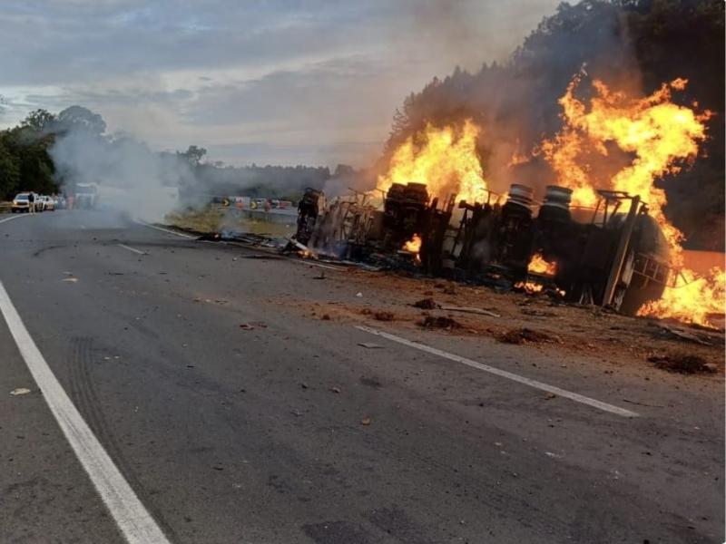 Carreta com etanol tomba, pega fogo na BR-376 e caminhoneiro de Campo Largo morre carbonizado 