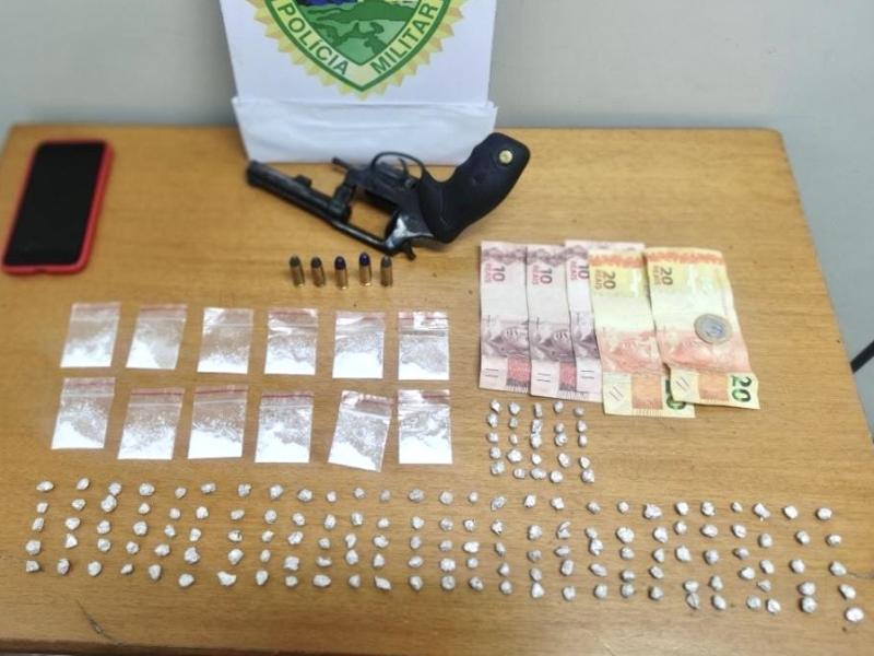 Policiais militares prendem indivíduos com arma de fogo e drogas no Meliane