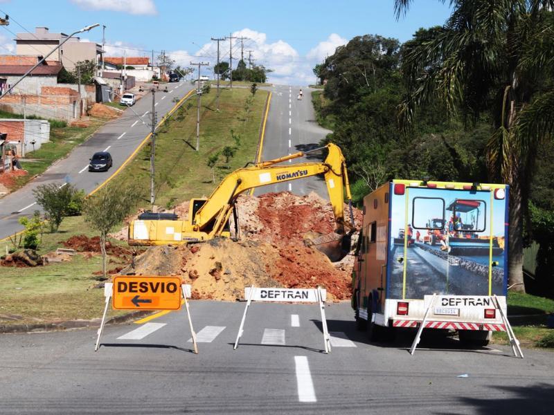 Prefeitura realiza obra emergencial complexa na Avenida Canadá