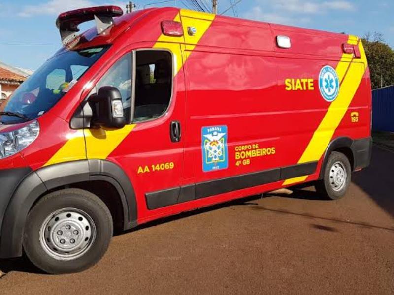 Mulher fica ferida em colisão entre automóvel e motocicleta no Centro 
