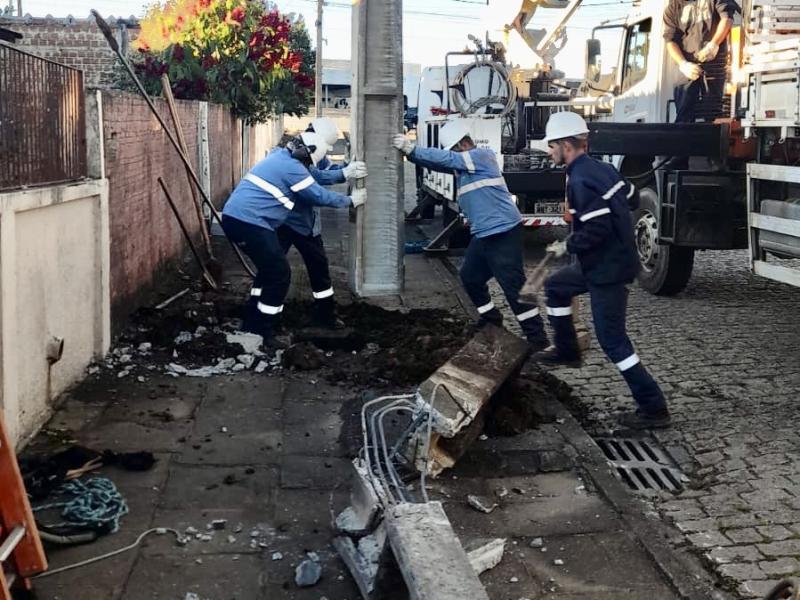 Caminhão colide com poste e causa interrupção de energia no Centro