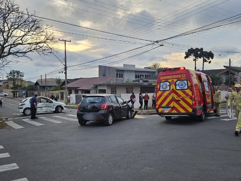 Colisão entre dois carros deixa dois feridos no bairro Ouro Verde em Campo Largo