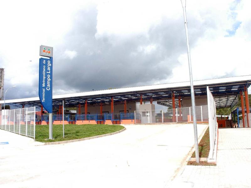 Homem é esfaqueado no Terminal Urbano de Campo Largo após descer do ônibus 