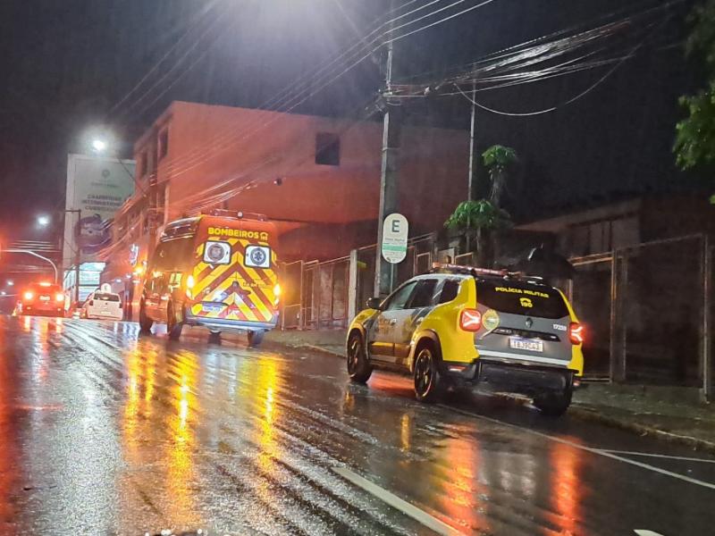 Colisão traseira entre dois automóveis deixa um ferido no Centro de Campo Largo