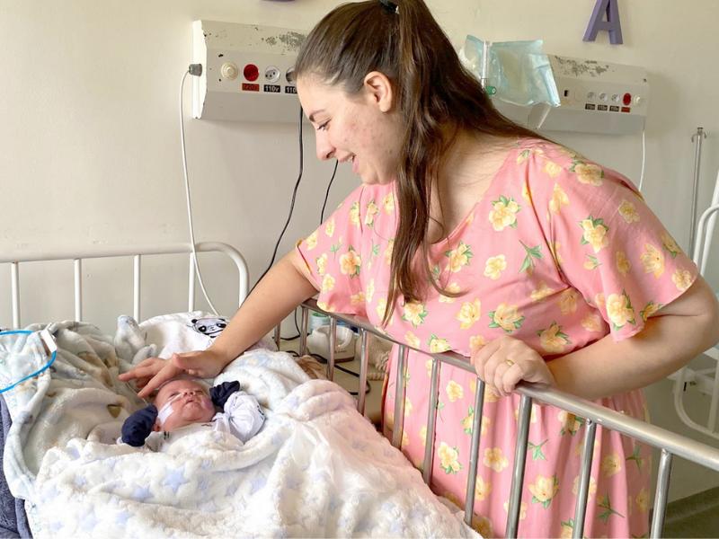 Mãe vive milagre após parto de emergência e quatro meses de UTI ao lado do filho prematuro que nasceu com 480 gramas