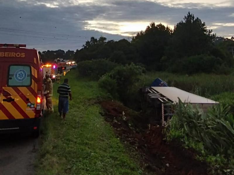 Carreta desgovernada tomba na BR-277 nas proximidades do Parque do Mate, em Campo Largo 