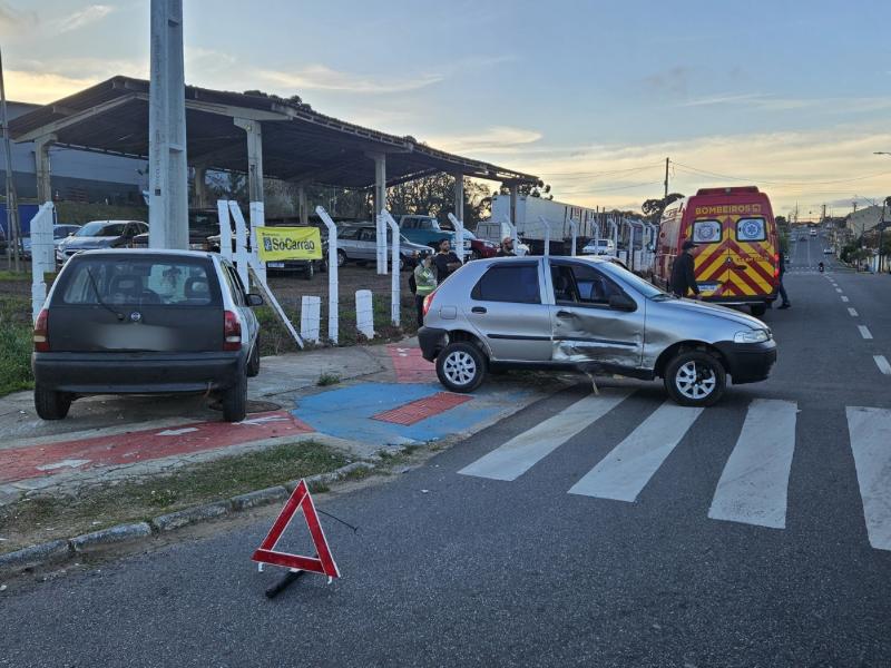 Colisão entre dois carros no bairro São Francisco deixa três feridos