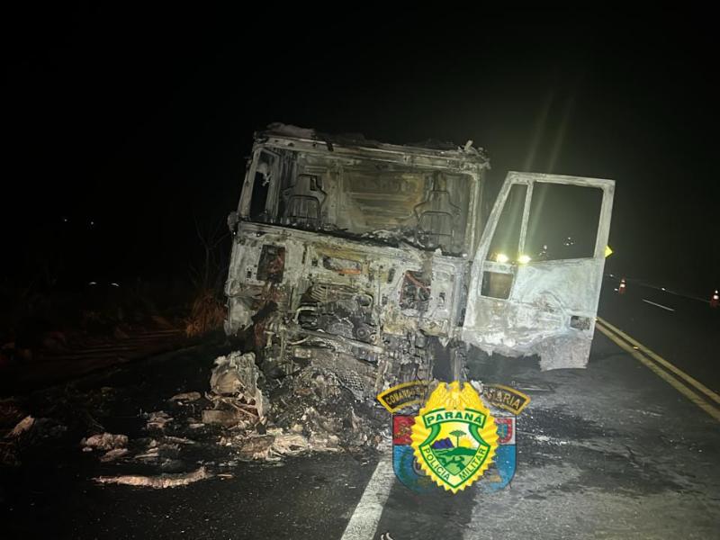  Acidente envolvendo caminhão com placa de Campo Largo na PR-092 deixa motociclista morto