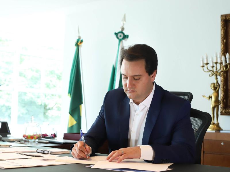 Ratinho Junior autoriza promoções e progressões para 51 mil servidores estaduais